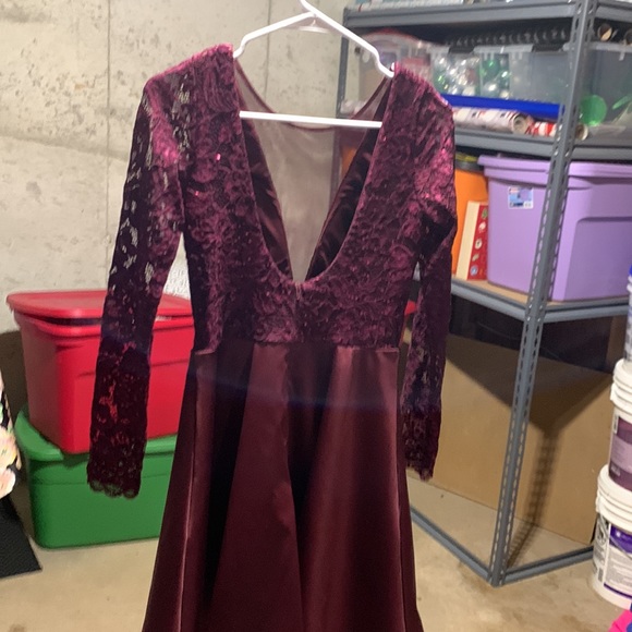 Cocktail/ homecoming/ prom dress. Burgundy color dress, with lace detail. - Picture 4 of 4